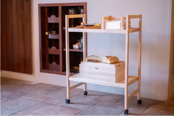 Carrello con 2 Ripiani in Legno di Faggio con 4 Ruote Orientabili 60x34x83cm