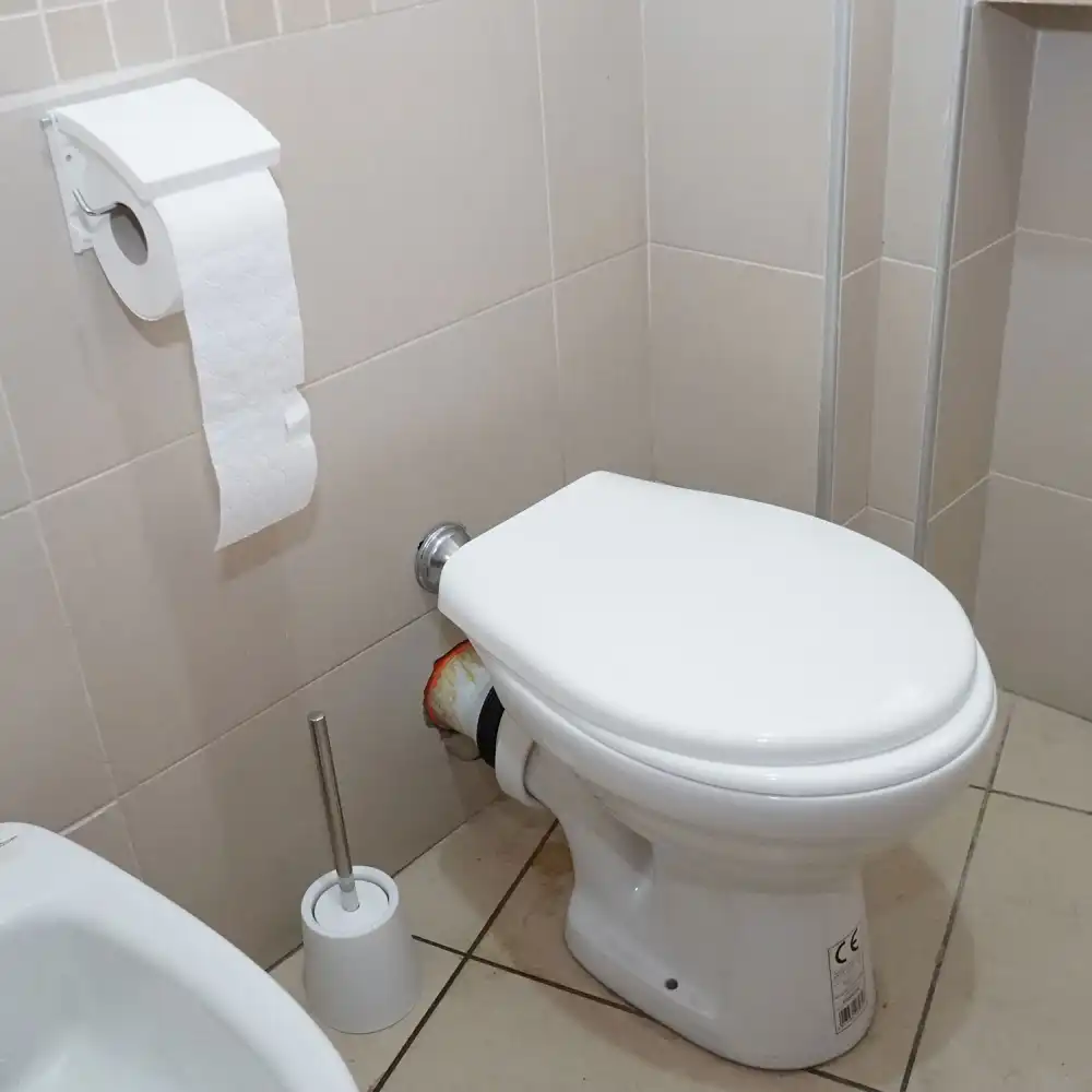 Kit WC Set 3 Pezzi Copriwater Universale Porta Scopino e Portarotolo Bianco