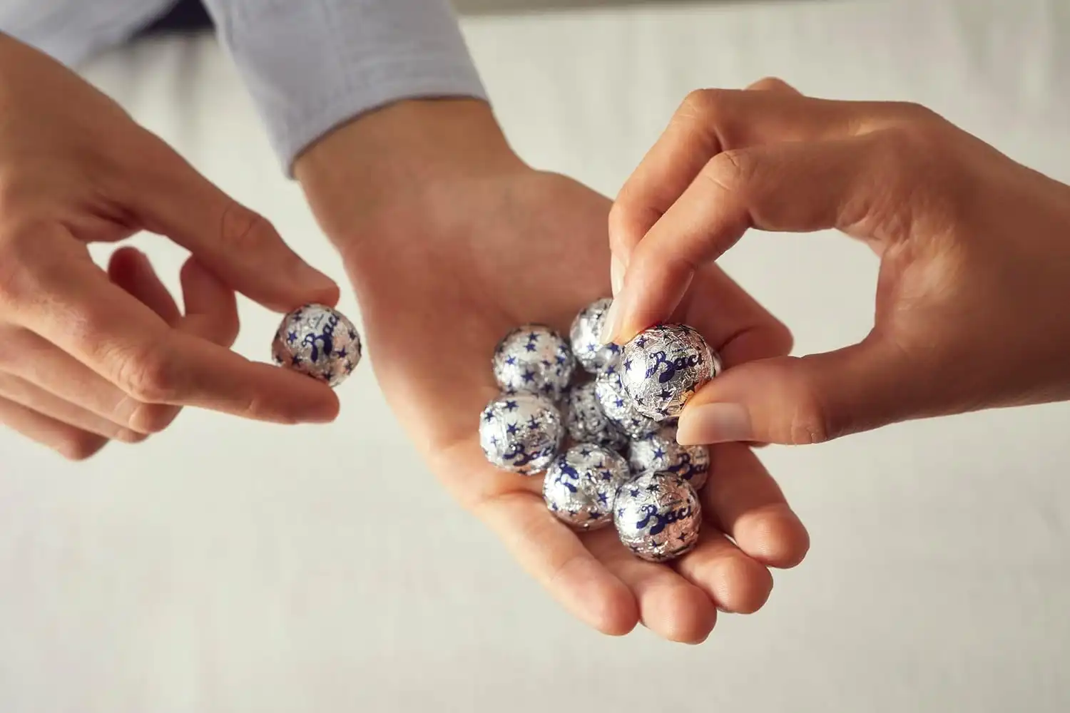 Baci Perugina Perle - Cioccolatini Fondenti Ripieni di Nocciole, 154g