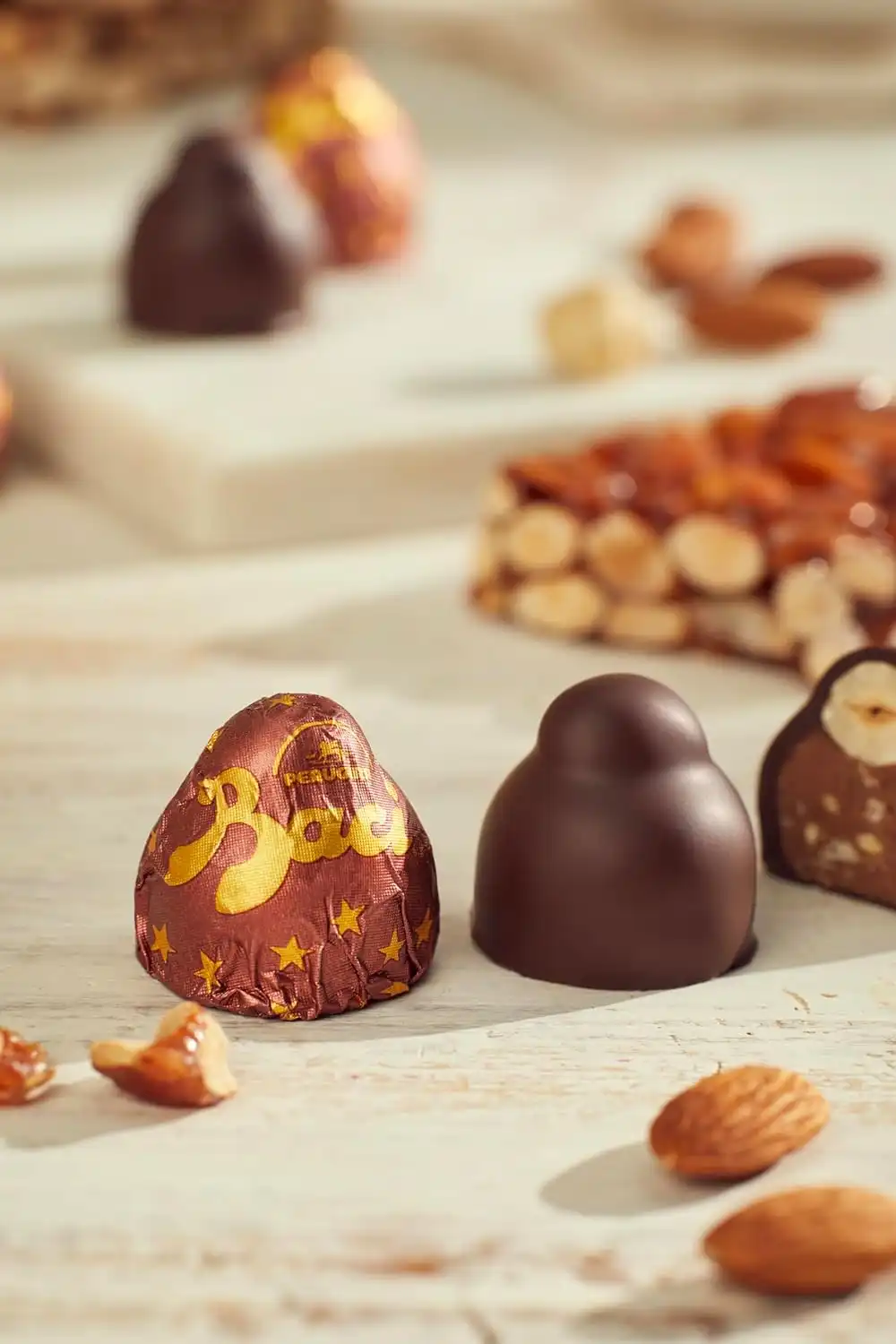Baci Perugina Uovo di Pasqua 2025 - Cioccolato Caramellato alle Mandorle, 265g