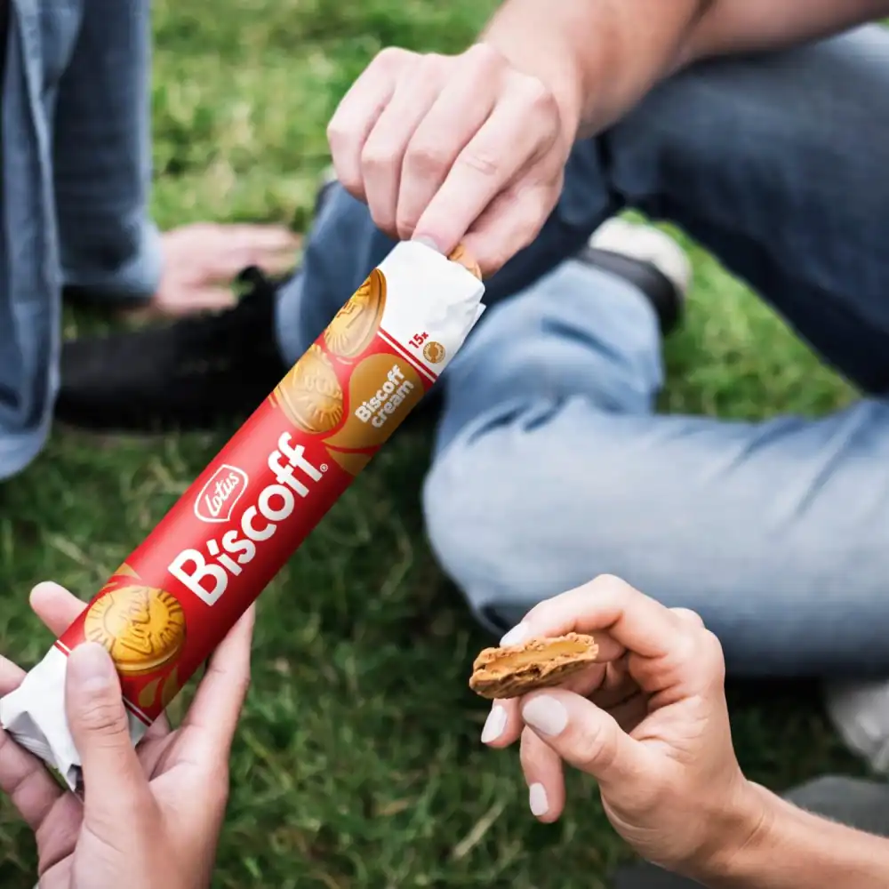 Lotus Biscoff Biscotti Sandwich con Crema al Gusto Biscoff Vegani 9x150g