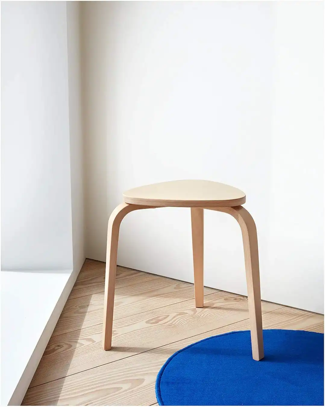 Sgabello in Legno di Betulla Seduta a V Naturale Design Moderno Impilabile 45 cm