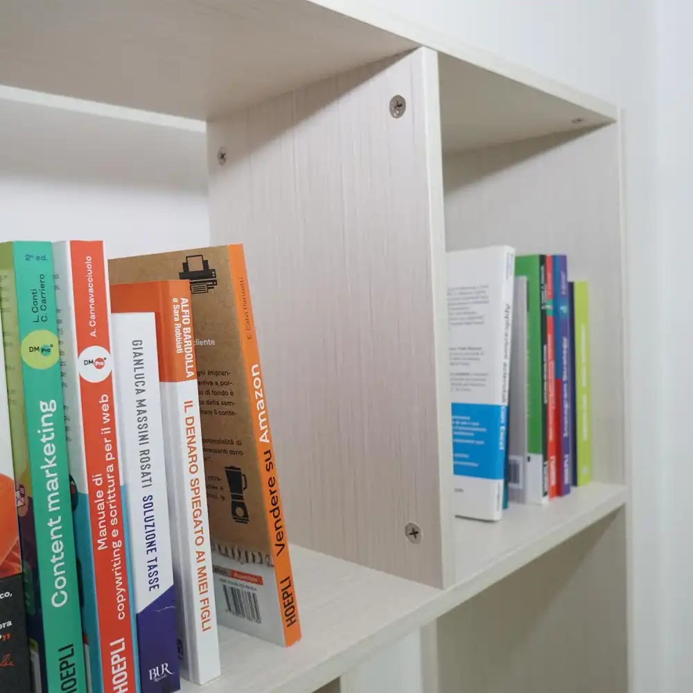 Scaffale Libreria con 7 Ripiani Sfalsati In Legno MDF 63x24x150 Bianco