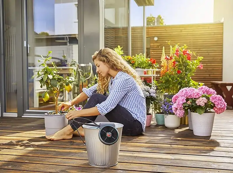 Set di Irrigazione a Energia Solare AquaBloom per Piante da Balcone e in Vaso