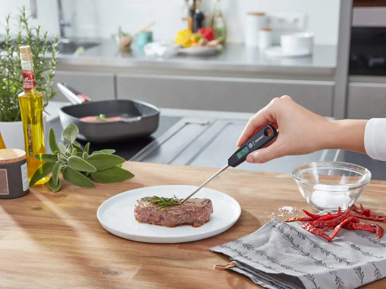 Leifheit Termometro Digitale da Cucina con Sensore in Acciaio Inox per Alimenti