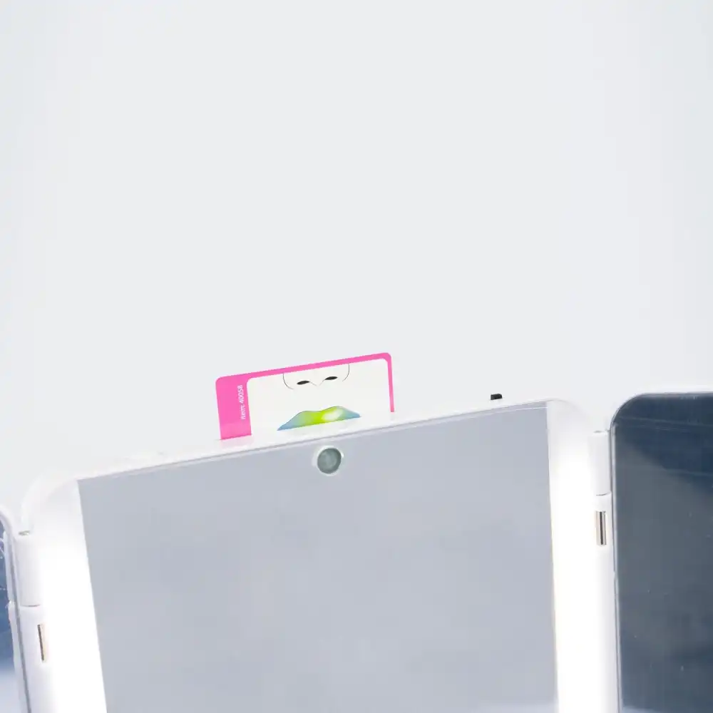 PINKIT Smart Vanity Specchiera Interattiva Parlante con Trucchi e Led