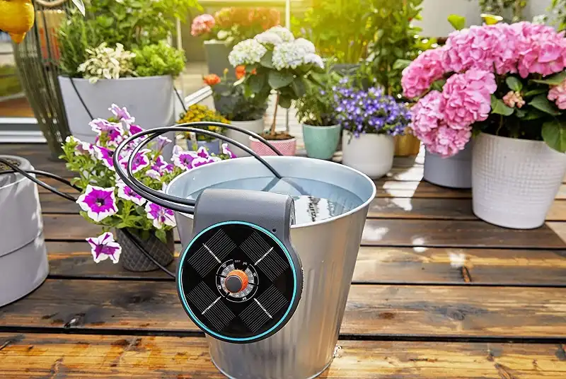 Set di Irrigazione a Energia Solare AquaBloom per Piante da Balcone e in Vaso
