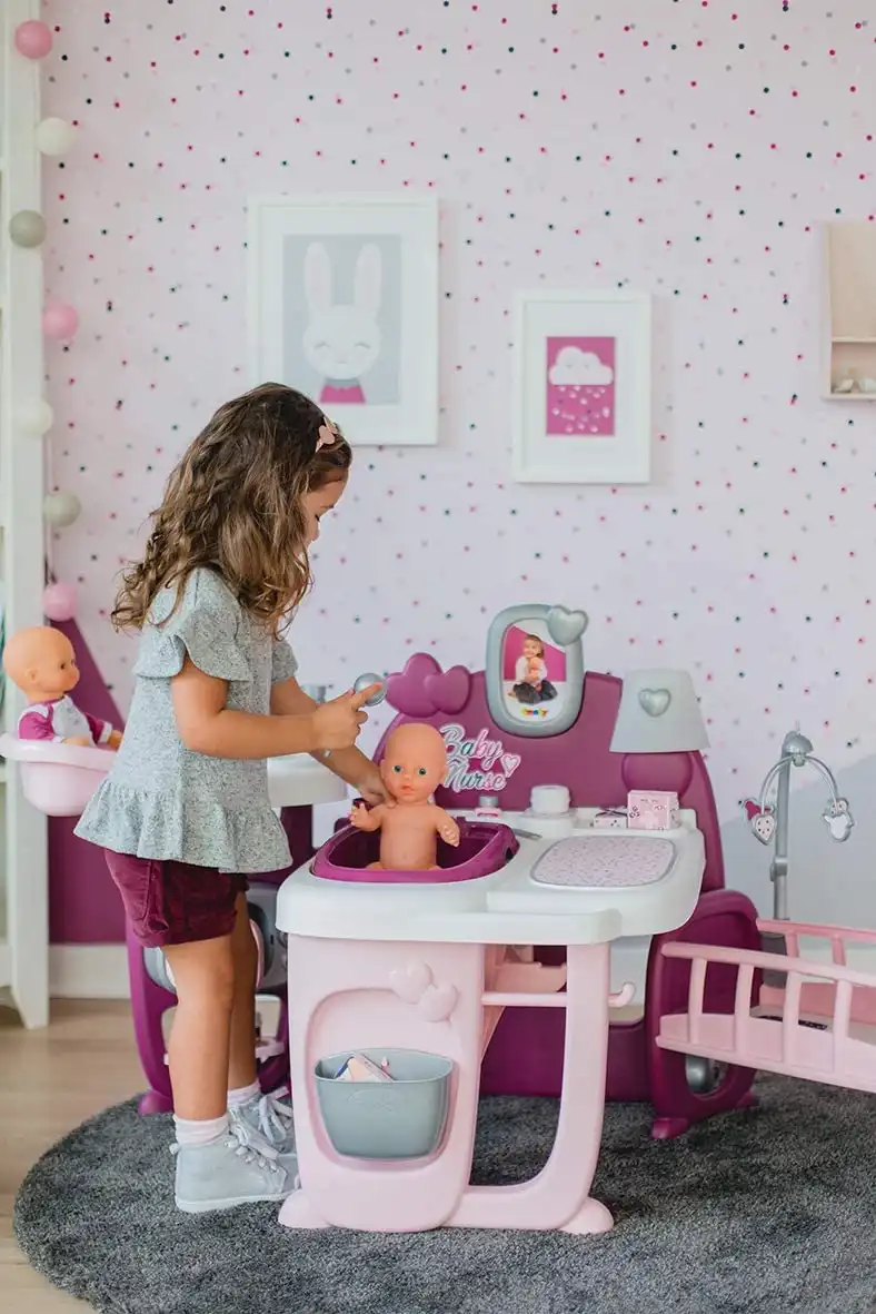 Baby Nurse Centro Gioco per Bambole con Letto Vasca Seggiolone Mobili