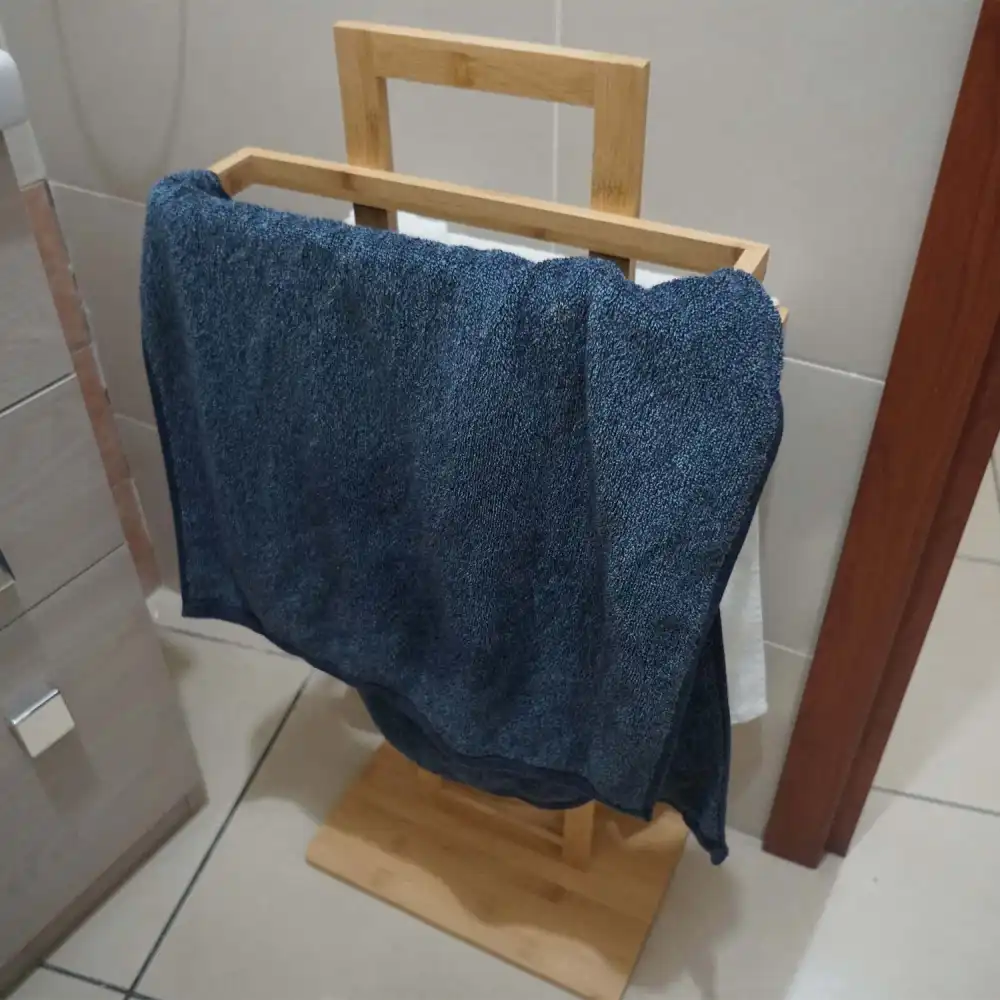 Porta Asciugamani da Terra In Legno Bamboo Con 2 Barre Per Bagno 37x25x85cm