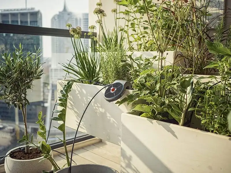 Set di Irrigazione a Energia Solare AquaBloom per Piante da Balcone e in Vaso